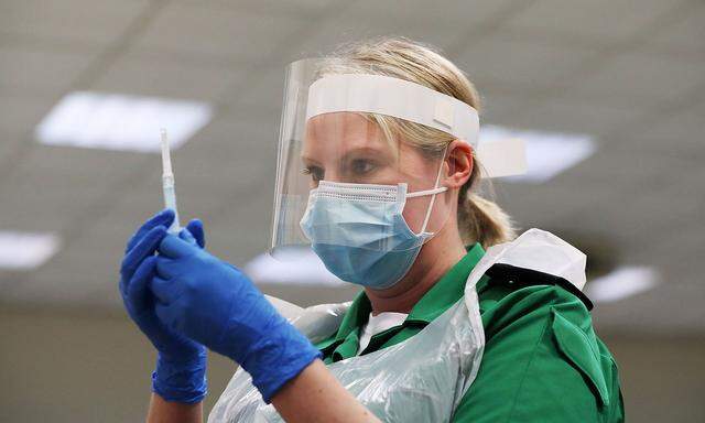 Archivbild: Eine Mitarbeiterin bei einem Impf-Training in einem britischen Spital. 