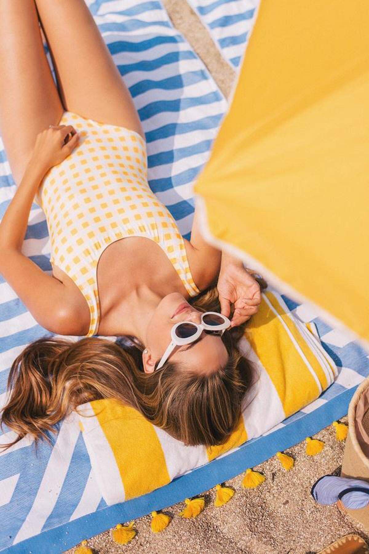 Bademode und Strandaccessoires in den gleichen Farben helfen, ein harmonisches Bild zu kreieren.