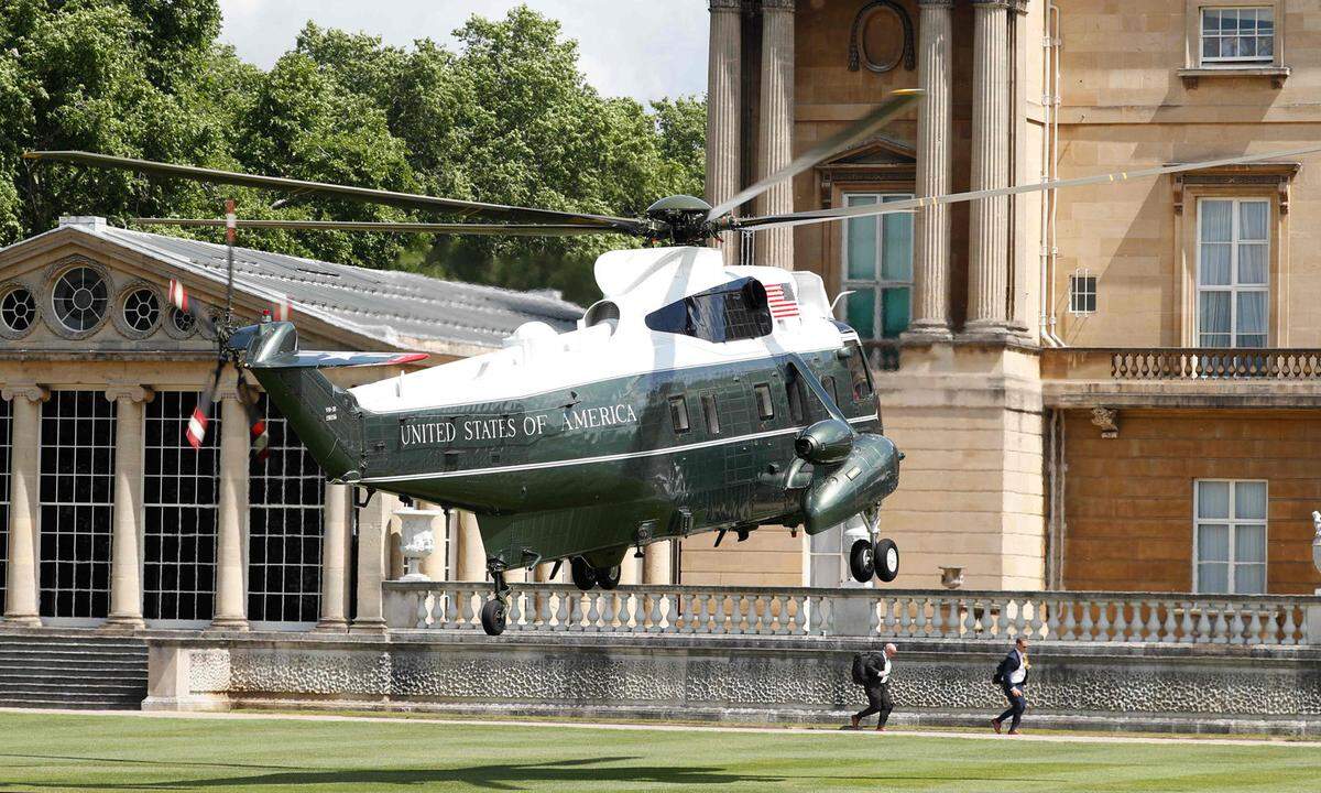 Zurück zum Montag: Der Präsident im Landeanflug am Gelände des Buckingham Palaces.