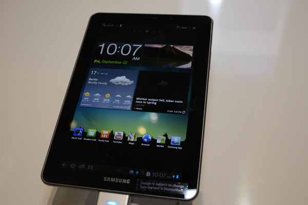 Eine Stufe größer als das Note ist das ebenfalls neue Galaxy Tab 7.7. Mit seinem fast 8 Zoll großen Display ist das Leichtgewicht bereits für das Tablet-Android 3.1 geeignet.