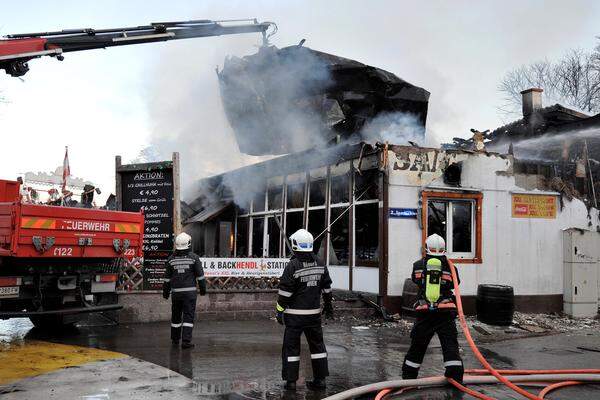 Das Blechdach, unter dem sich Glutnester befanden, wurde mit Hilfe eines Kranfahrzeugs und einem Feuerwehrkran Stück für Stück abgetragen.