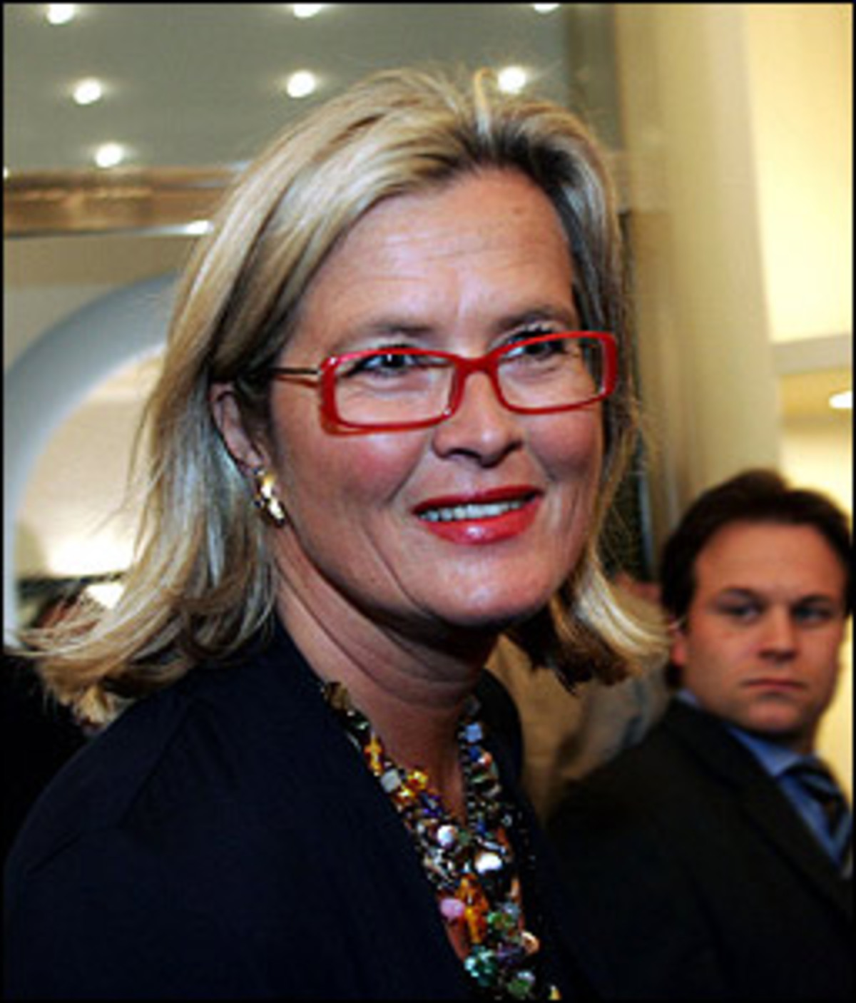 "So wird nicht mehr Sicherheit, sondern mehr Unsicherheit geschaffen. Nordkorea muss das Spiel mit dem Feuer einstellen und umgehend an den Verhandlungstisch zurückkehren. Die von der nordkoreanischen Führung mit atomaren Mitteln betriebene Strategie der offensiven Selbstisolation ist eine gefährliche Sackgasse." Außenministerin Ursula Plassnik verurteilte die Tests in Nordkorea in einer Aussendung scharf.