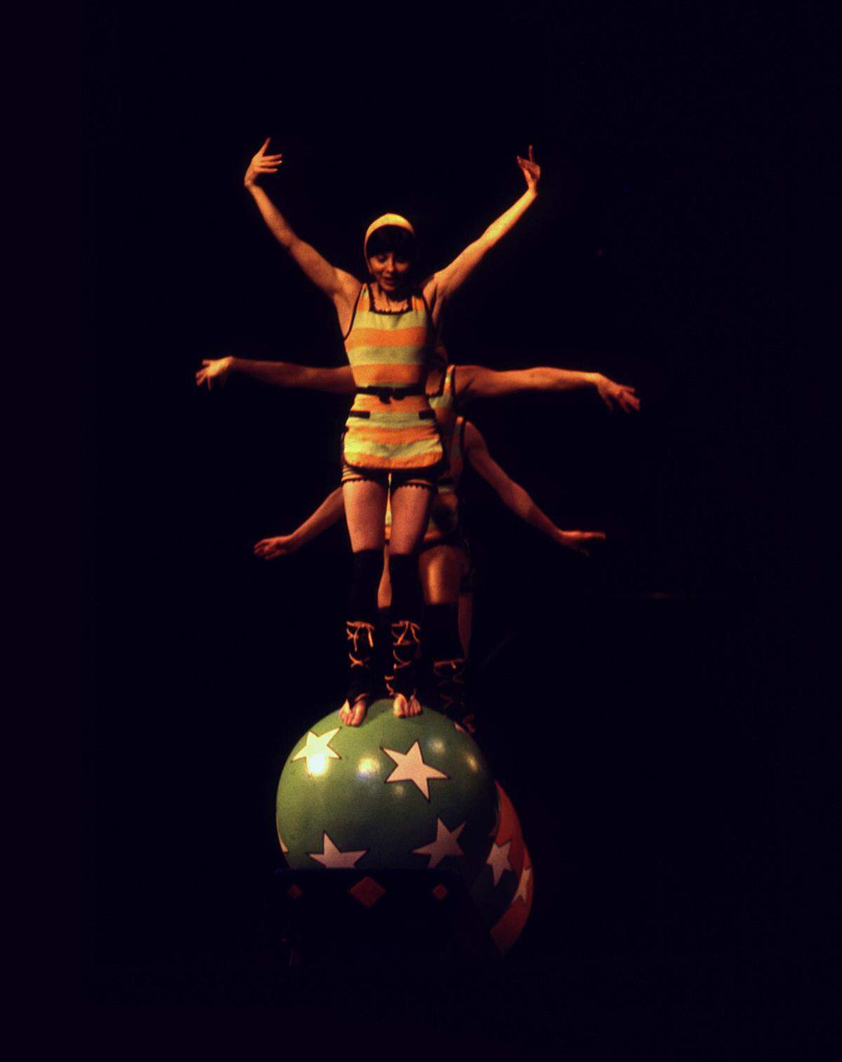 In seiner eindeutigen Formensprache ist der Zirkus "eine perfekte Vorlage für die künstlerische Auseinandersetzung" so Konrad.Rhona Bitner: "Untitled" aus der Serie "Circus", 2001 (1998) (c) Rhona Bitner, Privatsammlung, Courtesy BFAS Blondeau Fine Art Services, Genf