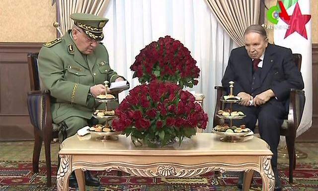 Ein Bild vom 11. März: General Salah im Gespräch mit dem algerischen Präsidenten Bouteflika (re.).