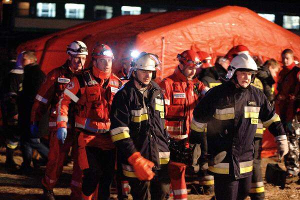 An der Unglücksstelle arbeiteten etwa 450 Feuerwehrleute und 100 Polizisten. Zur Versorgung der Verletzten waren Zelte errichtet worden. Neben Krankenwagen waren auch Hubschrauber im Einsatz.