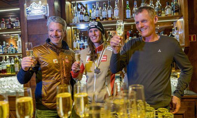 Ricarda Haaser mit Vater René (rechts) und ÖSV-Rennsportleiter Thomas Trinker.