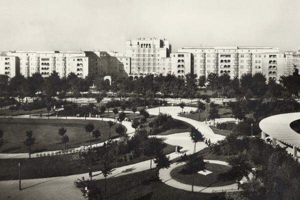 Zwischen 1919 und 1933 errichtete das "Rote Wien" über 380 Gemeindebauten mit 65.000 Wohnungen. Die höchste Konzentration dieser Gebäude findet sich entlang des Margaretengürtels.Bild: Haydnpark mit Reumannhof