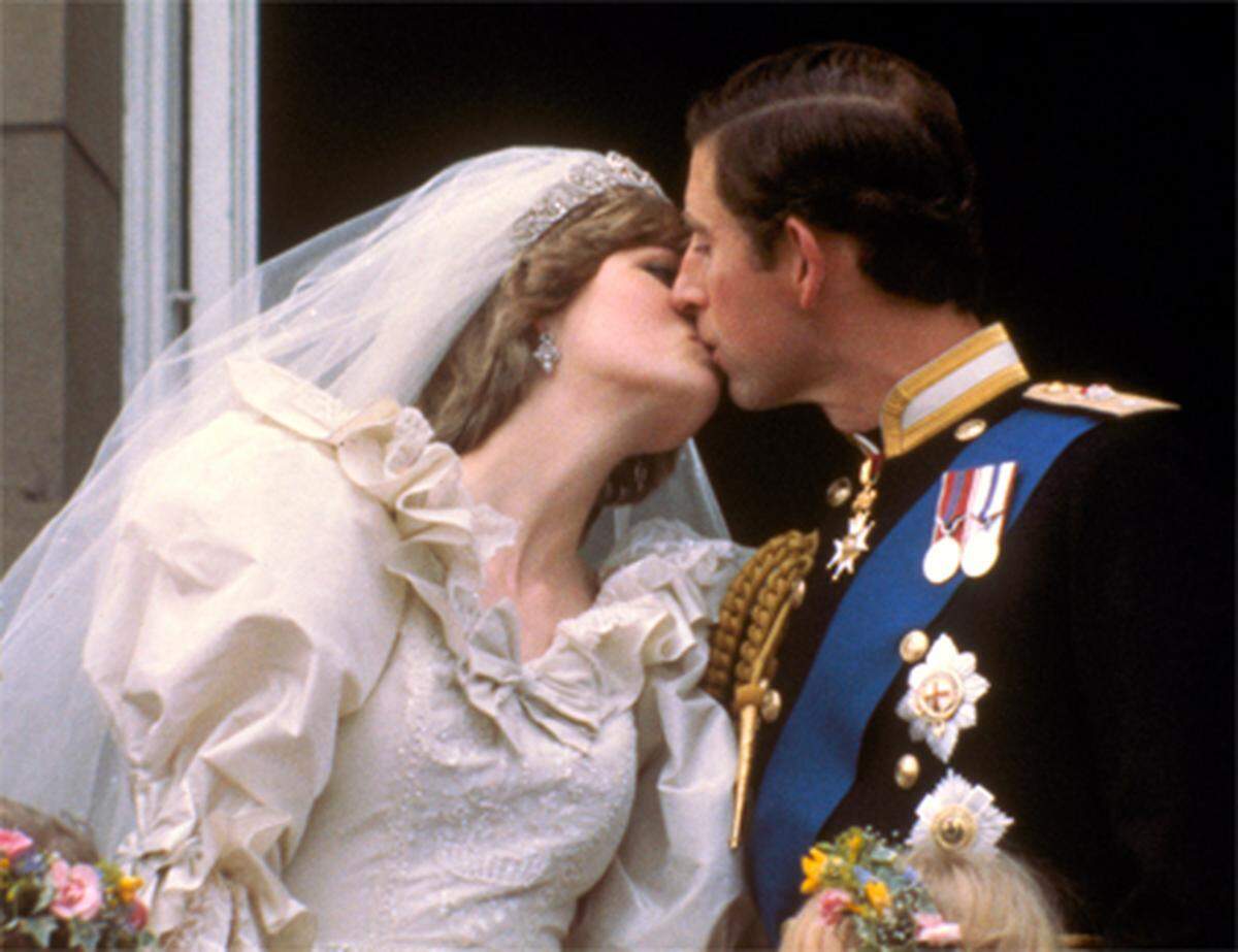 Der Prince of Wales heiratet Diana Spencer. London ist im Ausnahmezustand, 500.000 Menschen sind auf den Straßen. 3500 Menschen sind in der Kathedrale live dabei. Die Fernsehübertragung des Ereignisses erreicht mit weltweit mehr als 750 Millionen Zuschauern Rekordeinschaltquoten.Wie die Geschichte ausgegangen ist, weiß man. 1997 kommt Diana bei einem Autounfall in Paris ums Leben.