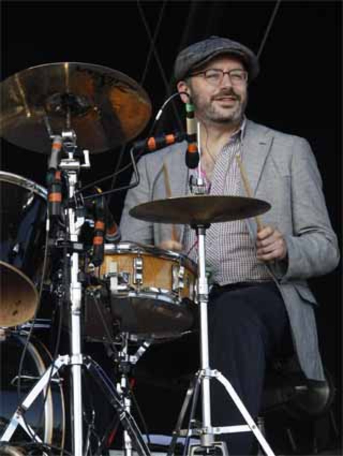 Nach Einbruch der Dunkelheit wären Texzeilen wie "„This is the longest night, we’'re meeting arms to arms"“ aus „"I feel better"“ schöner gewesen. Vor allem weil Hot Chip ein wenig frisches Blut in das abendliche Line-Up gebracht hätten, in dem viele bekannte Namen zu lesen waren.