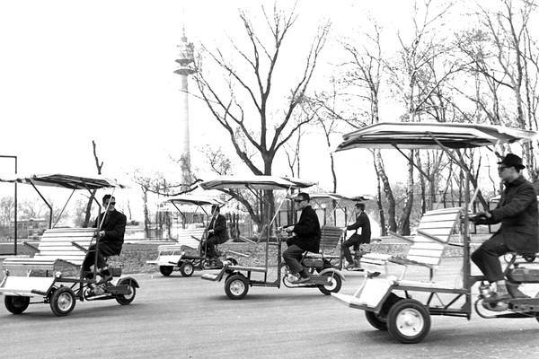 Die Besucher der Gartenschau ließen sich aber auch mit Motorrikschas durch den Donaupark kutschieren.