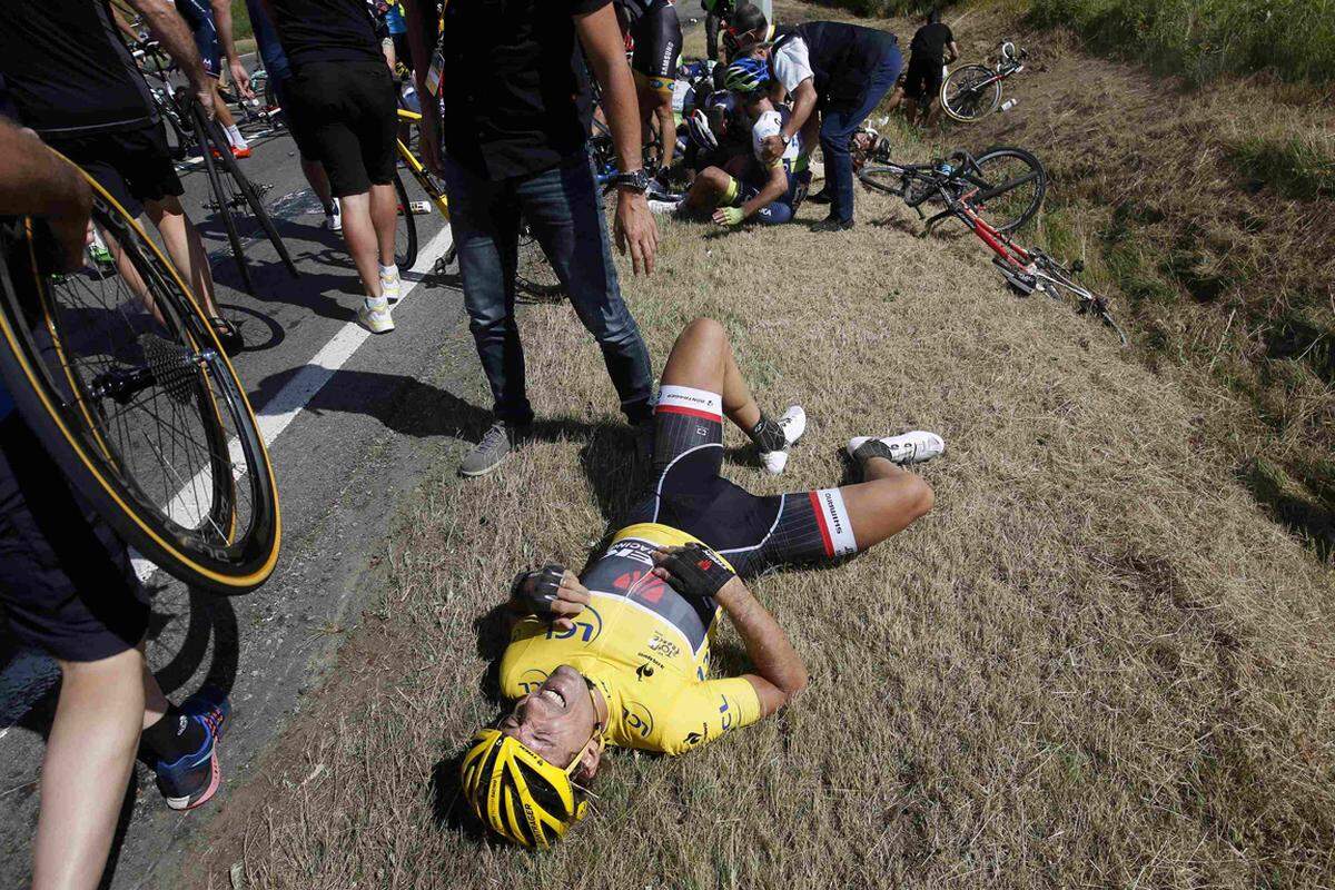 Mittendrin auch der Spitzenreiter Fabian Cancellara. Der Schweizer blieb zunächst mit schmerzverzerrten Gesicht am Boden liegen...