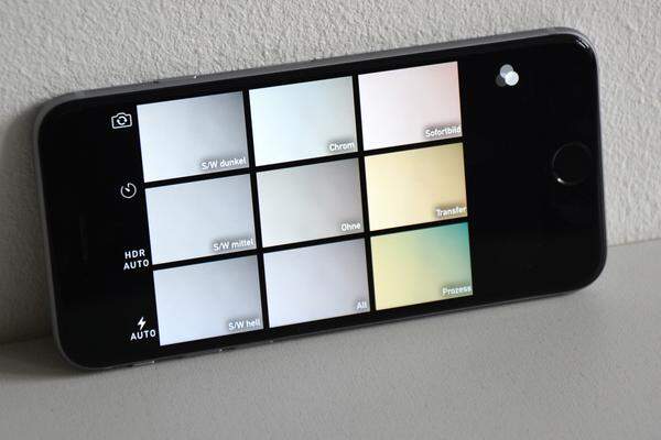 Bei den Einstellungen in der Kamera-App hat Apple nachgebessert und bietet zahlreiche Filter und Aufnahme-Modi an. Auch die Videofunktionen wurden einer Auffrischung unterzogen. Neu ist hier die "Slo-Mo"-Funktion. Dabei wird die Videoaufnahme automatisch verlangsamt. Die Wiedergabe ruckelt an manchen Stellen und macht den Eindruck noch nicht final zu sein. Eine nette Spielerei ist es aber allemal.