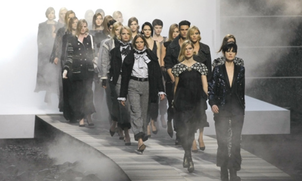 Lagerfeld schaffte mit seiner Chanel HW11/12 Kollektion ein düsteres Bild der Hoffnungslosigkeit und Depression. Die Models defilierten in einer Staubwolke.