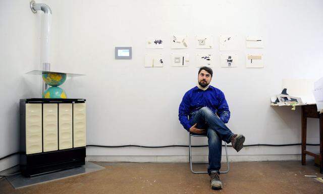Andrew Mezvinsky in Arbeitskluft in seinem Atelier in der Neubaugasse.