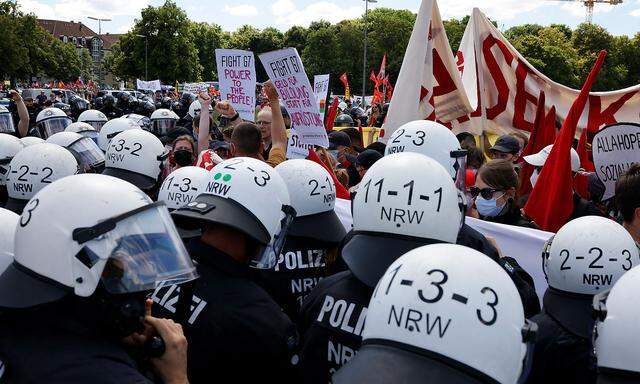 Die Polizei sprach von rund 4000 Demonstranten in München.