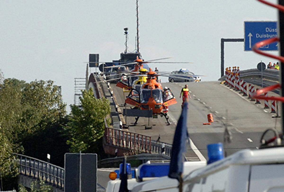 Die Autobahn A59, die direkt neben dem Gelände entlangläuft, wurde für den Verkehr gesperrt, damit Rettungshubschrauber landen konnten.