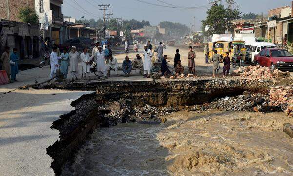 Am vergangenen Donnerstag hatte die Regierung in Islamabad den Notstand ausgerufen und um internationale Hilfe zur Bewältigung der Katastrophe gebeten. 