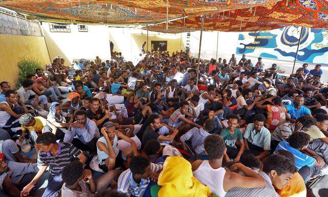 Wegen der Kämpfe in Tripolis mussten bereits zahlreiche Flüchtlinge in andere Camps verlegt werden. 