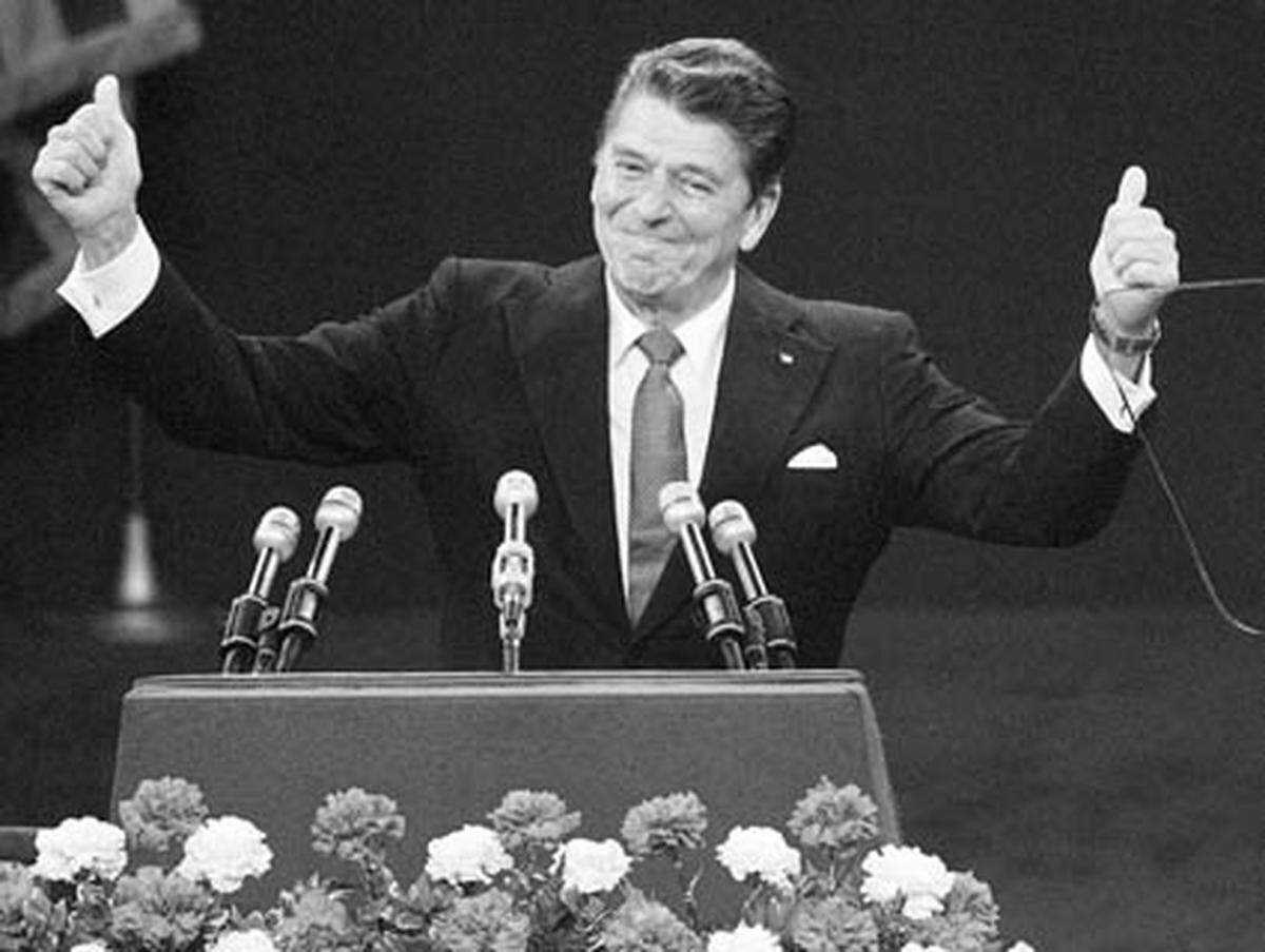 Ein Schauspieler als Präsident der Vereinigten Staaten von Amerika: Ronald Reagan. 1937 erhielt Reagan einen Vertrag bei 'Warner Brothers' und stand für mehr als 50 Filme vor der Kamera. 1962 wurde Reagan Mitglied der Republikanischen Partei. 1967 wurde er 33. Gouverneur von Kalifornien. 1980 konnte sich Reagan gegen den amtierenden Präsidenten der Demokraten, Jimmy Carter, durchsetzen und die Wahlen zum 40.Präsidenten der Vereinigten Staaten gewinnen. Reagans Außenpolitik war vorrangig vom Kampf gegen den Kommunismus geprägt. Er war Präsident bis zum Jahr 1989.