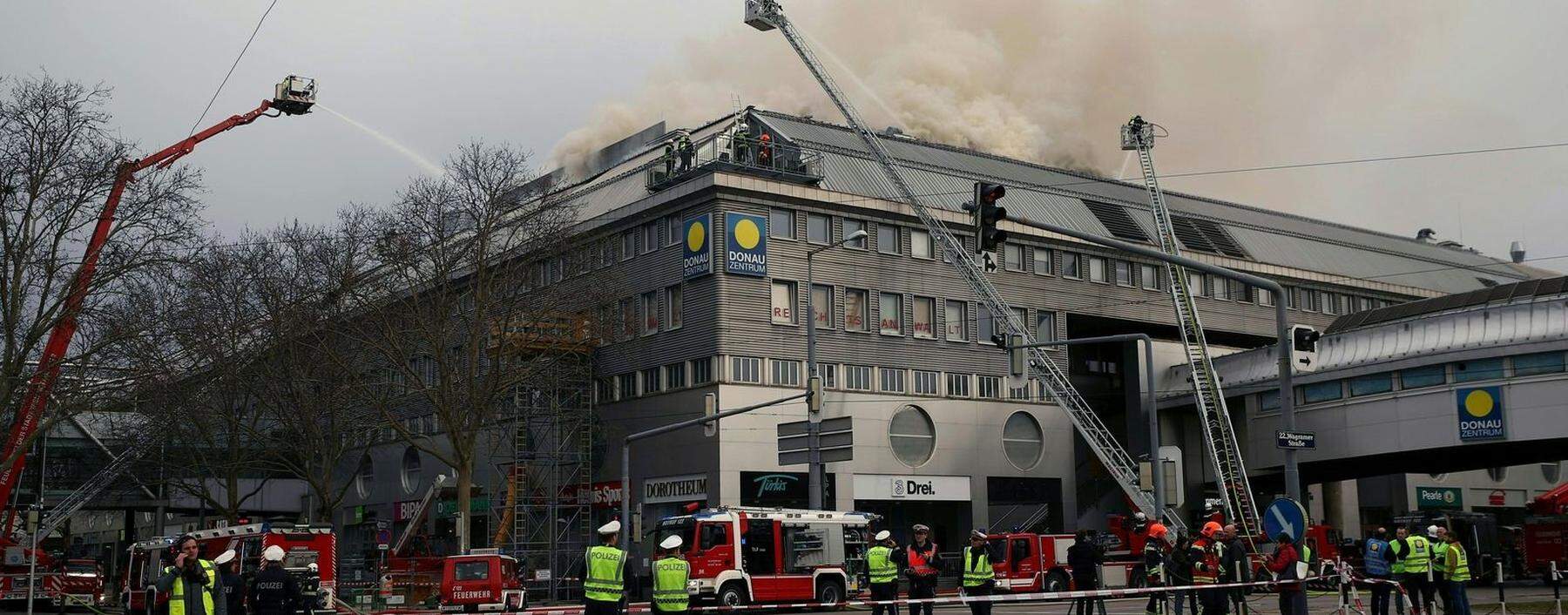 WIEN: BRAND IM ´DONAUZENTRUM´ IN WIEN-DONAUSTADT