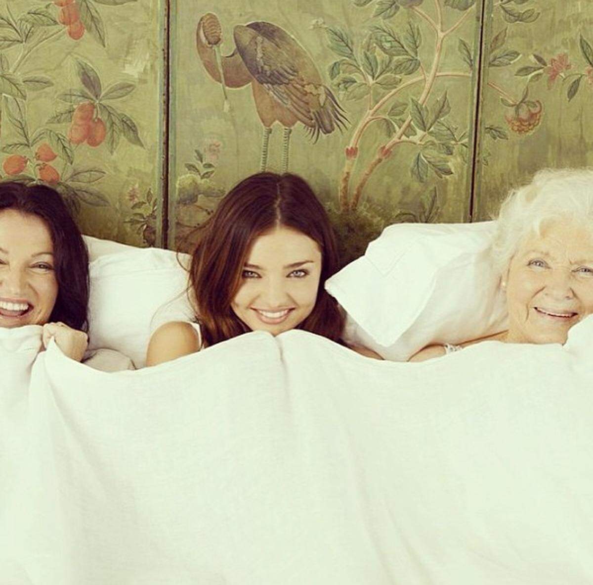 Drei Generationen sind auf diesem Bild mit Model Miranda Kerr vertreten.