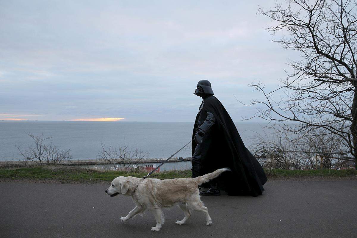 Der dunkle Lord geht auch gerne mit dem Hund spazieren.