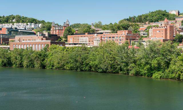 Die 1867 gegründete West Virginia University in den USA ist eine staatliche Universität mit ca. 30.000 eingeschriebenen Studierenden.