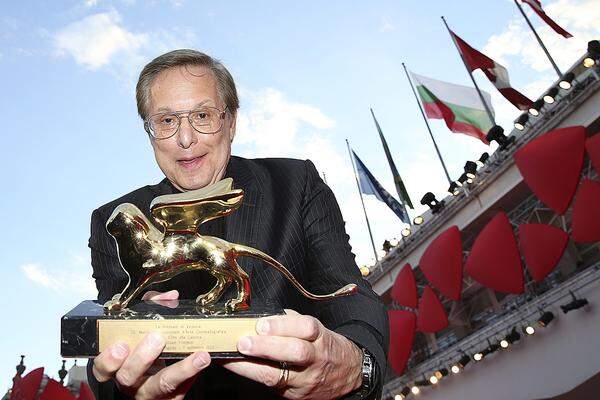 Der US-Regisseur William Friedkin  wurde in Venedig für sein Lebenswerk geehrt: Der 77-Jährige erhielt am Donnerstagabend den Goldenen Ehren-Löwen. Zuvor war Friedkins Abenteuerfilm "Atemlos vor Angst" aus dem Jahr 1977 in einer überarbeiteten Fassung gezeigt worden. Der Regisseur hatte sich international einen Namen mit Werken wie "French Connection" (1971) und "Der Exorzist" (1973) gemacht.