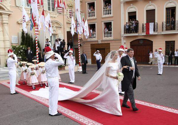 Für eine schmale Silhouette und einen modernen Schnitt entschied sich Prinzessin Charlene bei ihrer Hochzeit mit Prinz Albert II von Monaco. Das Kleid wurde von Armani Privé angefertigt.