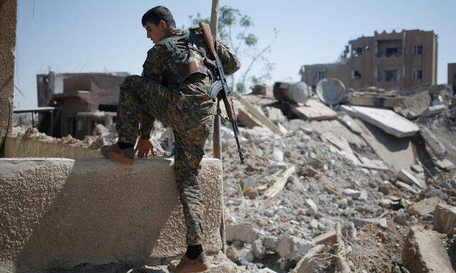 Symbolbild: Kurdischer Kämpfer in Raqqa