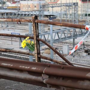 Die Leitplanken hielten den Bus nicht auf - was die marode Infrastruktur Italiens in den Fokus rückt.