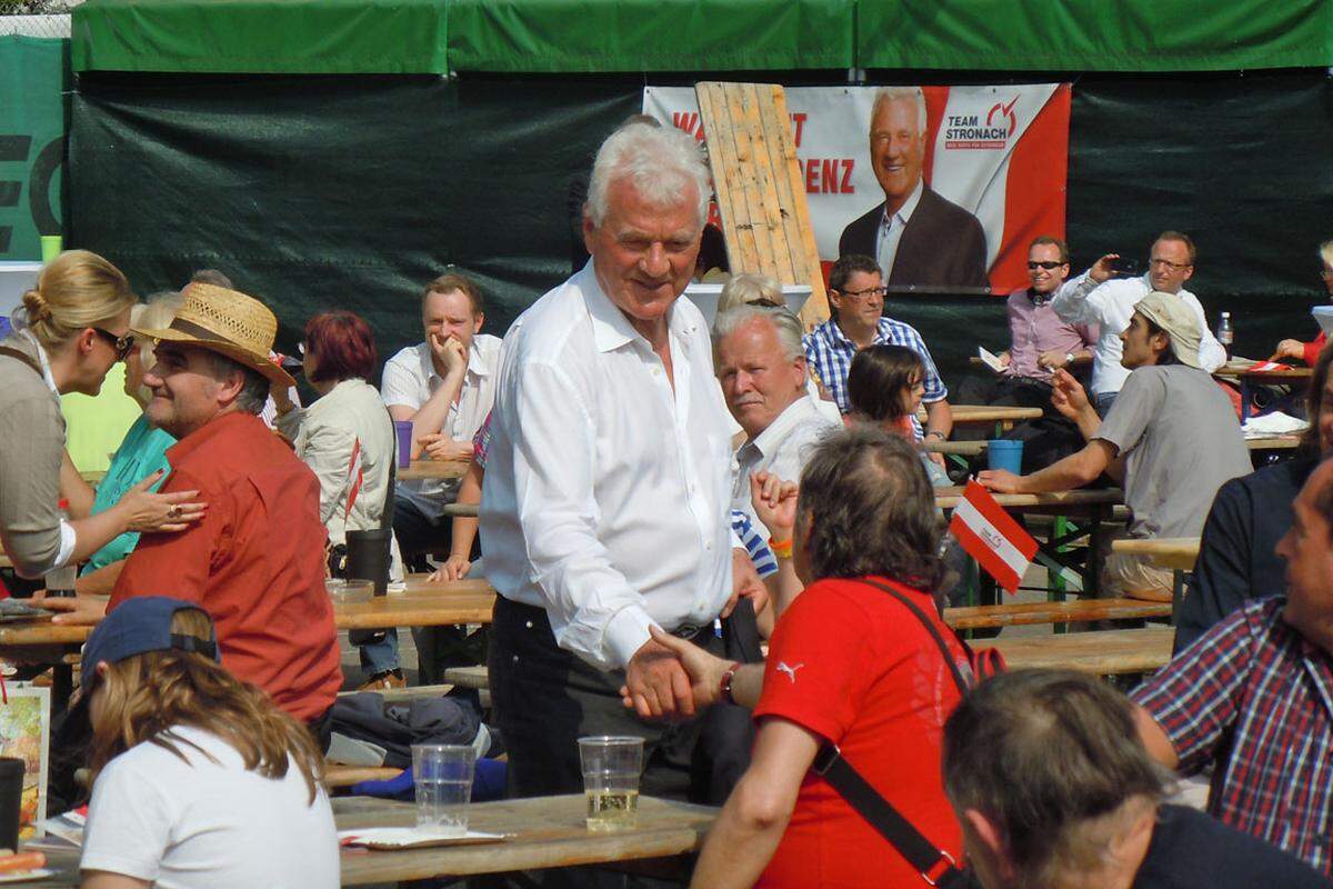 Frank Stronach gab sich allgegenwärtig - keiner der vielen Menschen auf den Bierbänken kam seinem Händeschütteln aus.