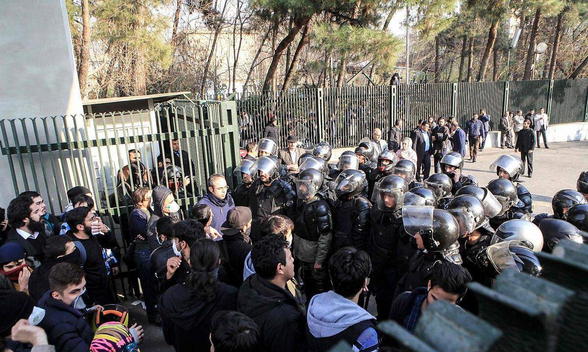 Die 26-jährige Studentin Sara glaubt, dass die Proteste ihre Wurzeln in den "wirtschaftlichen Schwierigkeiten der Leute haben", vermutet aber, dass sie "aus dem Ausland gesteuert" sind. Die junge Frau im Tschador ist misstrauisch, wie so plötzlich landesweite Proteste aufflammen konnten. Gerade dass es keinen sichtbaren Anlass gab, wirft für sie Fragen auf. Bisher finden die Proteste zumeist in kleinen Provinzstädten statt, während die Hauptstadt Teheran kaum betroffen ist. 