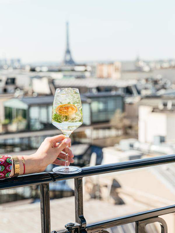 Panoramabar. Ab April findet sich die Apéro-Gesellschaft wieder auf der Dachterrasse des Kimpton St. Honoré Hotels für die neue Saison ein. Vom Haus am Boulevard des Capucines hat man besten Eiffelturm- und Montmartre-Rundblick.