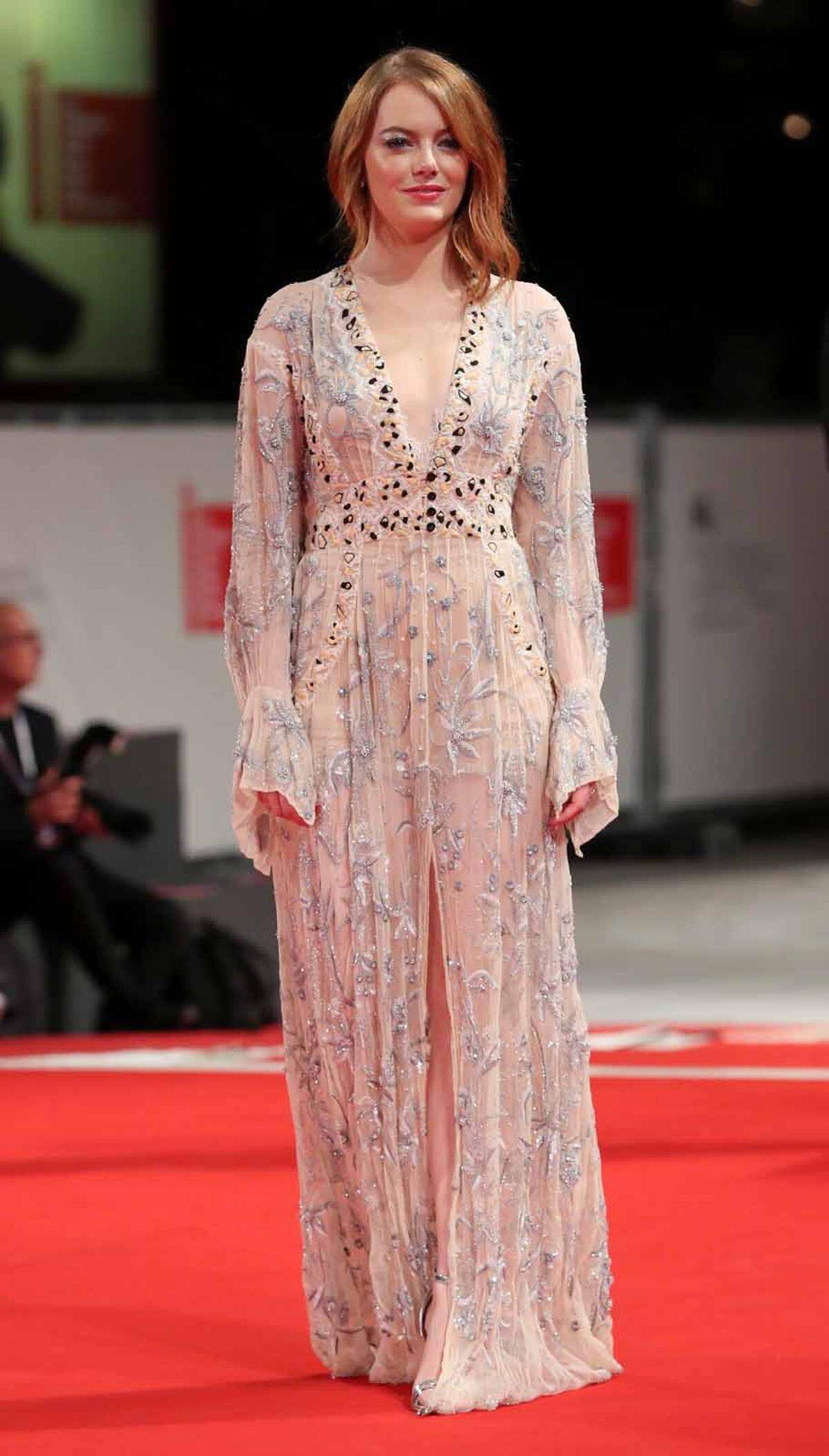 Die Premiere von "The Favourite" bei den Filmfestspielen von Venedig nahm Emma Stone wortwörtlich, am Red Carpet setzte sie sich mit einem romantischen Komplettoutfit (von der Sandale bis zum Schmuck) von Louis Vuitton durch.