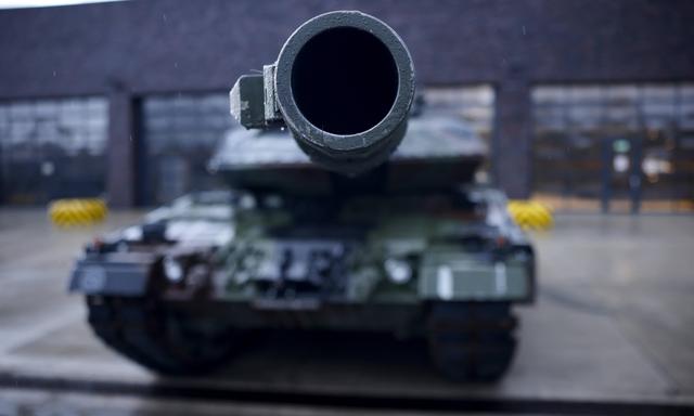 Ein Leopard 2 A6 Kampfpanzer in einer deutschen Kaserne. Dieser Panzer wird auch in der Ukraine eingesetzt.