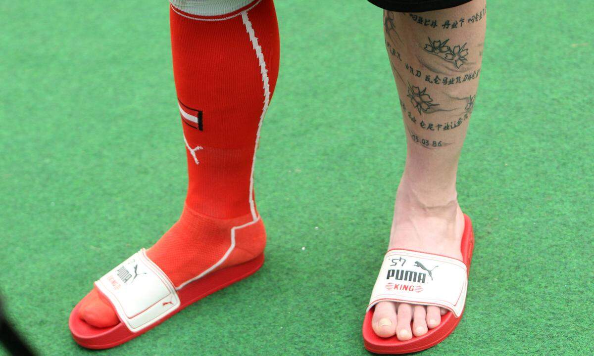 Wessen Füße sind das? Marko Arnautovic, ein Rückpass aber. Österreich spielt bei der WM ja nicht mit...  