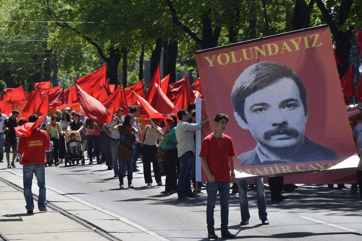 Abseits der SPÖ-Kundgebung demonstrierten unabhängige sozialistische Verbände. Sie skandierten vor allem für internationale Solidarität - hier etwa mit türkischen Arbeitergewerkschaften. Am Marsch der SPÖ beteiligten sie sich nicht. "Die SPÖ hat doch das Land kaputt gemacht," sagt eine Aktivistin.