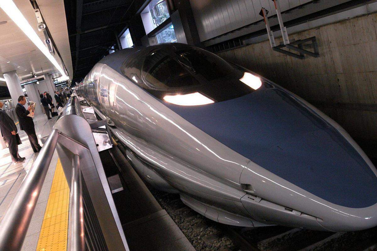 Nicht nur die Sicherheit und Pionierkraft des japanischen Shinkansen auf dem Gebiet der Hochgeschwindigkeitszüge (TGV in Frankreich startete 1981, der deutsche ICE im Jahr 1991) macht den Mythos aus.Im Bild: Ein Shinkansen-Zug der Baureihe 500 im Bahnhof Tokio.