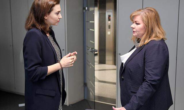 Justizministerin Alma Zadic (li.) im Vorjahr bei einem Besuch "ihrer" leitenden Korruptionsjägerin Ilse-Maria Vrabl-Sanda. 