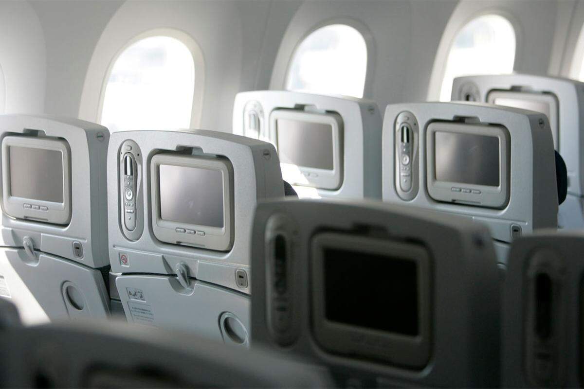 Wegen Gewichtseinsparungen an anderer Stelle sind die Fenster größer als bei herkömmlichen Flugzeugen. Einer Studie zufolge fühlen sich Passagiere wohler, wenn sie den Horizont während des Fluges gut sehen können.