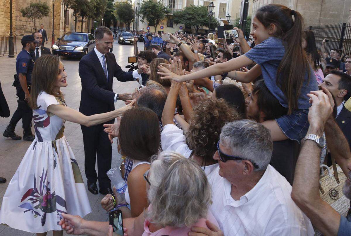 Allerdings ist die Sommerfrische des Königs von der politischen Situation in Madrid getrübt. Bereits einmal musste er vor dem Hintergrund der stockenden Regierungsbildung den Urlaub unterbrechen, um auf dem Festland mit Ministerpräsident Mariano Rajoy zu beraten.