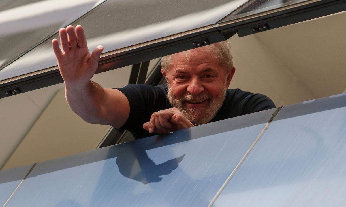 Viele Brasilianer machen Lulas von hohen Ausgaben und Skandalen geprägte Politik für den Absturz des Landes verantwortlich - doch Lula hat auch glühende Anhänger. Das hatte ihm in den Umfragen bis zur Aufgabe seiner Kandidatur Mitte September die Spitzenposition beschert.
