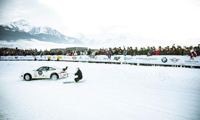 Oldtimer, Youngtimer und auch Elektroautos lieferten sich auf dem Eis ein Rennen.