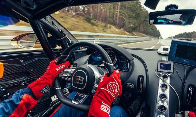 Tempo 400 im Bugatti Chiron: Hier in den Händen eines Profi-Fahrers auf abgesperrter Teststrecke.