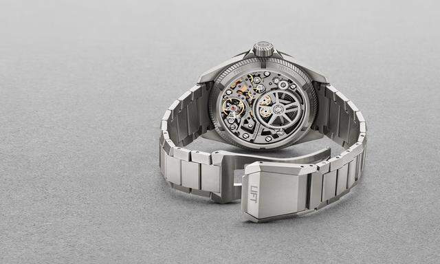 Einsichtig. Das skelettierte Swiss-Made-Uhrwerk ist auch durch den Saphir-Gehäuse­boden sichtbar.