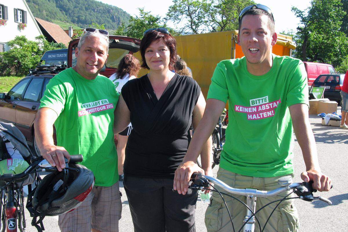 Nach der Bewältigung der 15 Kilometer langen Radstrecke endet die Veranstaltung in Krems, wo die Grüne Spitzenkandidatin Sandra Mayer die Truppe in Empfang nimmt.