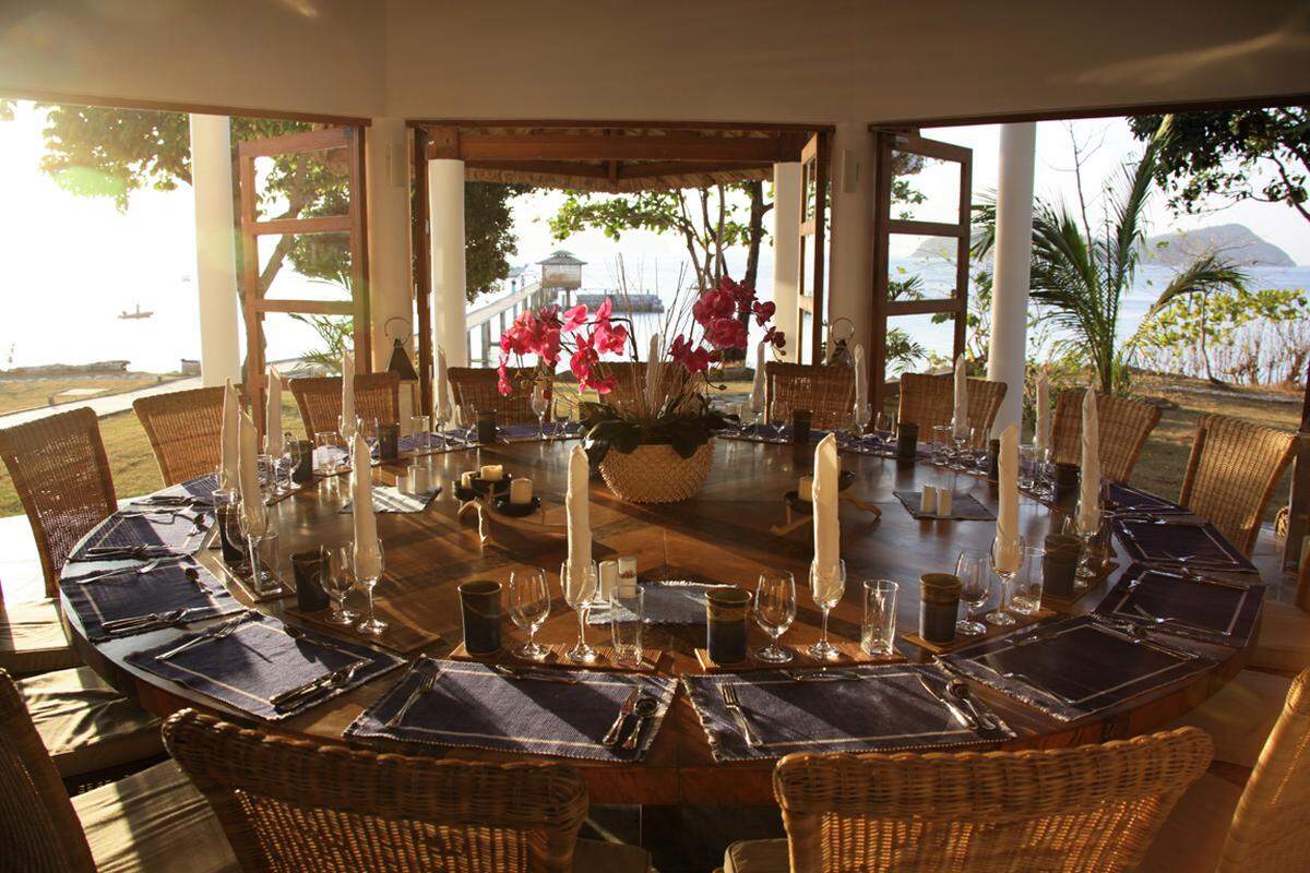 Die Abendessen werden in der Lodge eingenommen, die sich am Ende des Piers befindet und mit deckenhohen Fenstern eine tolle Atmosphäre inklusive Meeresbrise bietet.