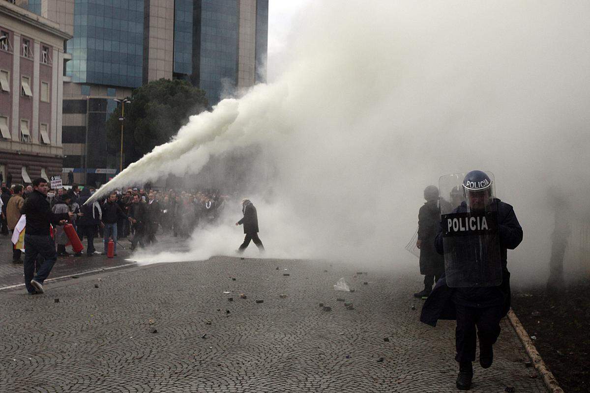 Die Agentur dpa berichtete vom Einsatz von Tränengas und Warnschüssen der Polizei, die über die Köpfe der Demonstranten hinweg mit scharfer Munition abgegeben worden seien.