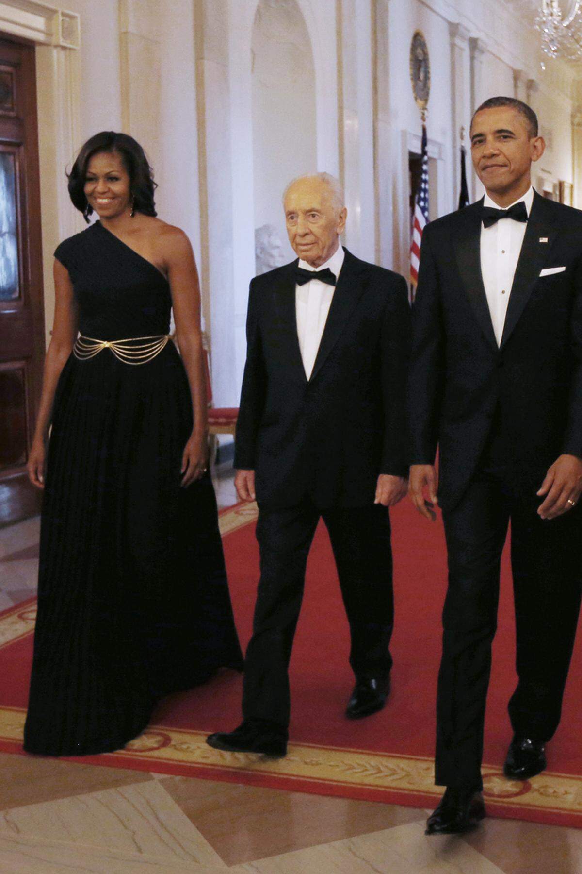Bei einem East Room Dinner mit dem mittlerweile verstorbenen israelischen Ex-Präsidenten Shimon Peres kombinierte die First Lady eine schwarze Robe von Michael Kors mit einem Vintage-Gürtel von Dior.